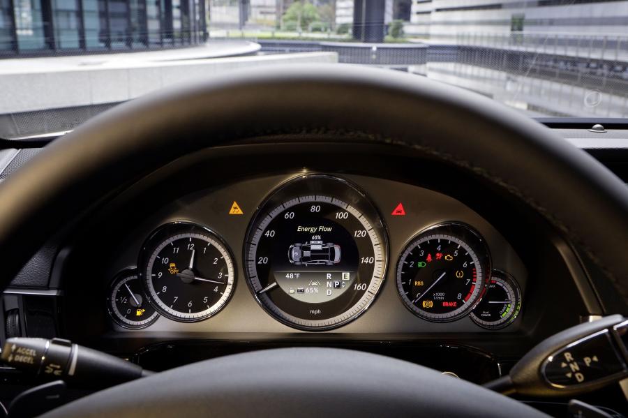  Mercedes-Benz E400 Hybrid 2011 года  (фото 5 из 11)